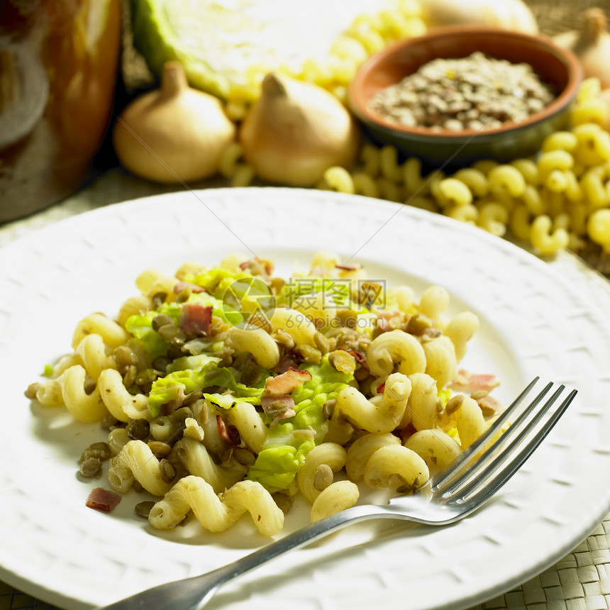 意大利面加扁豆和香菜卷心菜膳食叉子营养食物美食静物食品蔬菜菜肴刀具图片