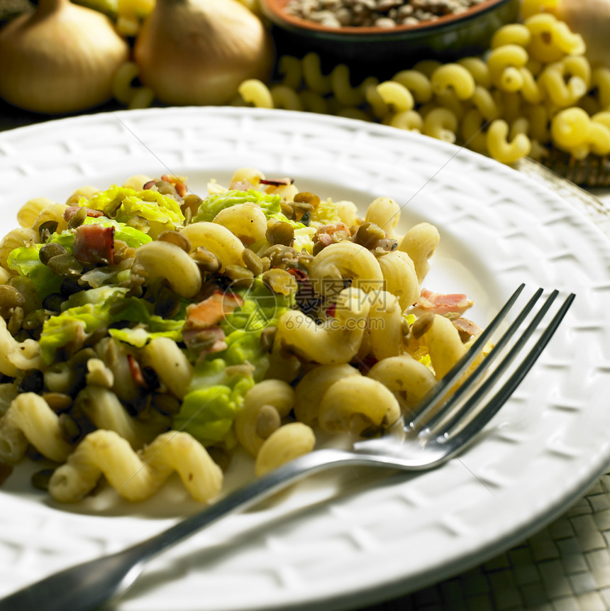 意大利面加扁豆和香菜卷心菜植物静物刀具蔬菜内饰食品叉子食物豆类熟菜图片