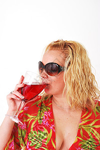 女孩饮酒女士金发女郎享受红色太阳镜背景图片