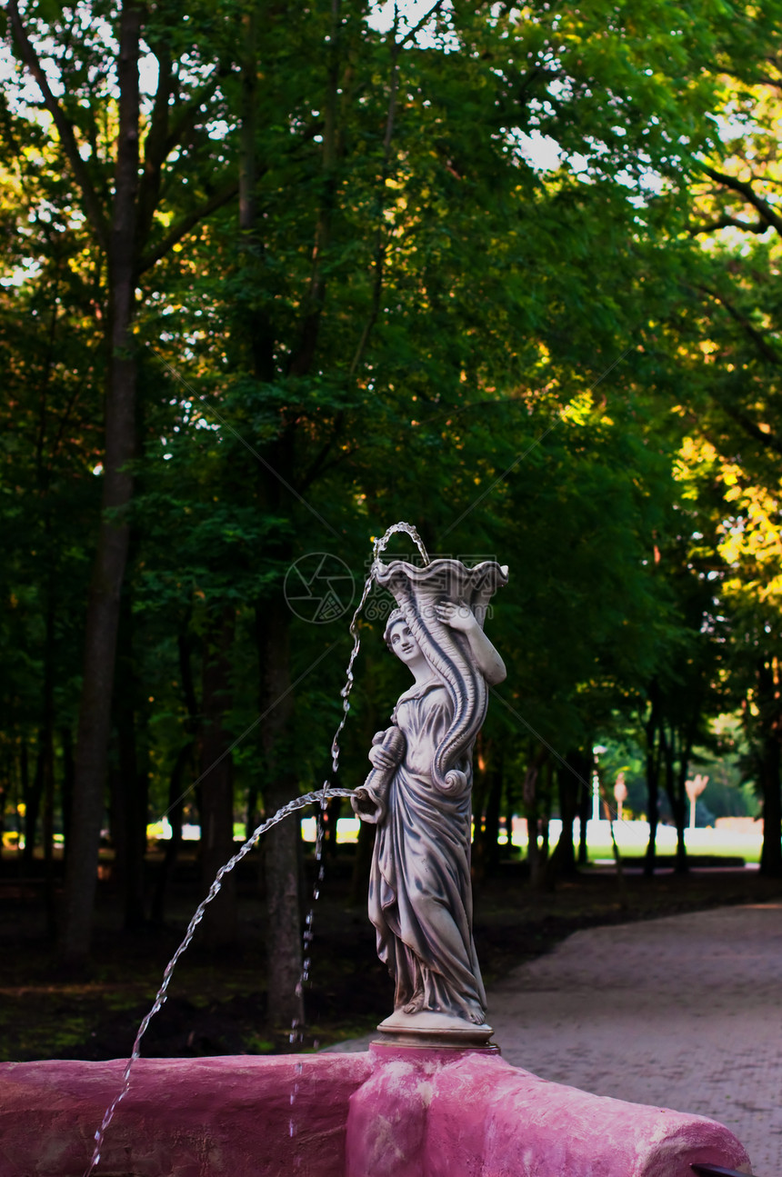 喷泉和雕像纪念碑上帝历史建筑学纪念馆男生树林公园艺术死亡图片