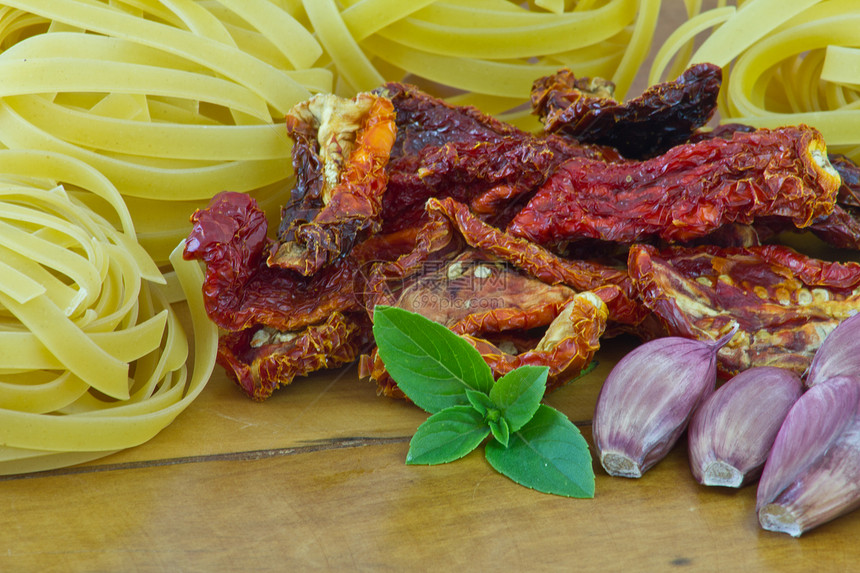 制作意大利食品的成分Name蔬菜盘子食物黄色宏观餐厅香蒜沙拉面条文化图片