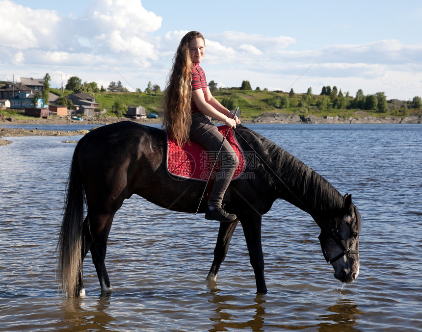 女孩背着一匹马到水里图片