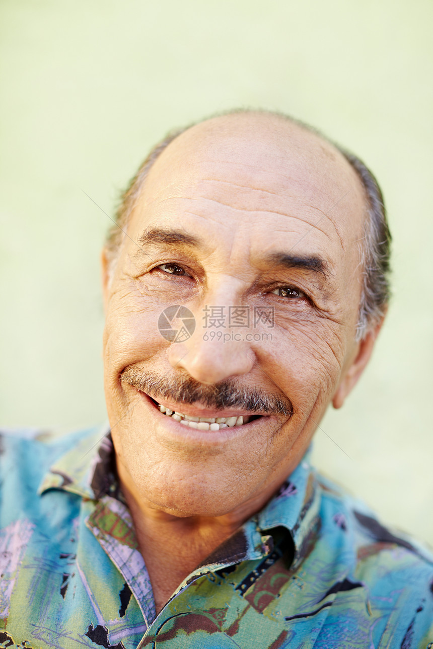 年老的拉蒂诺男子在镜头中微笑绿色快乐男性老年祖父胡子拉丁退休幸福相机图片