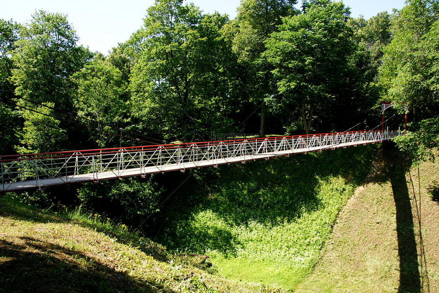 旧桥桥石头绿色天空旅游森林小路建筑学蓝色旅行图片