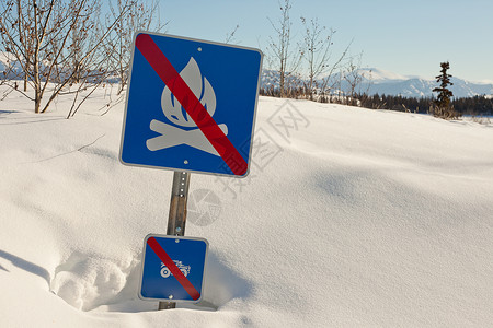 请您有序停车滑雪中有趣的路标阳光漂移警告气候阴影雪堆休息命令禁令寂寞背景