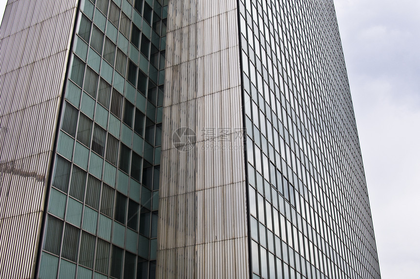 现代建筑窗户城市办公室金属商业反射玻璃蓝色摩天大楼天空图片