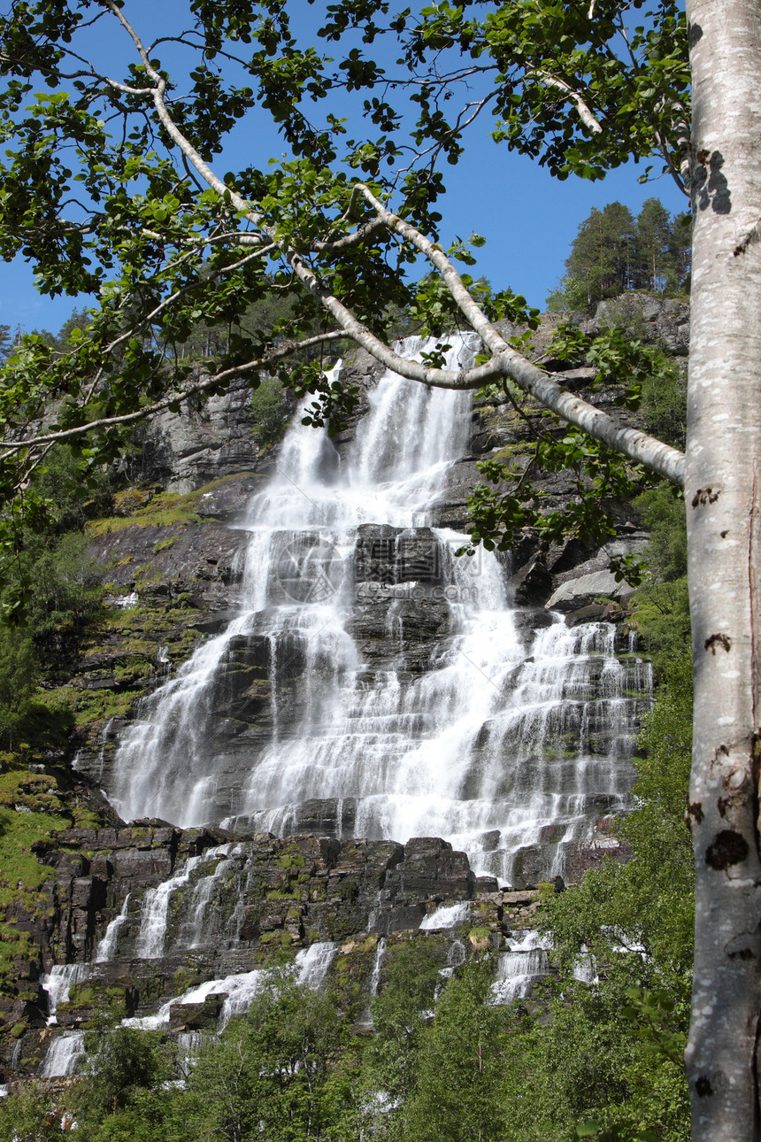 大瀑布在春天的一峡湾世界石头环境溪流岩石流动蓝色生态植物速度图片