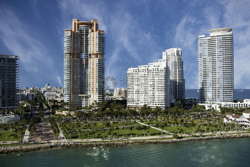 迈阿密海滩建筑和颜色 美国晴天树木建筑学海洋港口摩天大楼旅行海滩天际太阳图片
