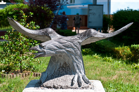 鹰雕纪念碑斯维特洛戈尔斯克高清图片