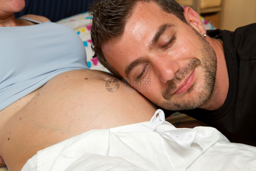 怀孕拥抱女士微笑父母家庭妈妈母亲母性男性幸福图片