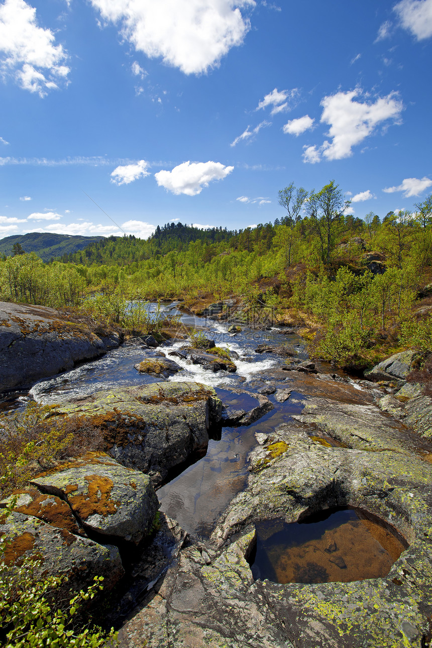 挪威山脉旅游溪流岩石气候池塘石头休息草地木头水库图片