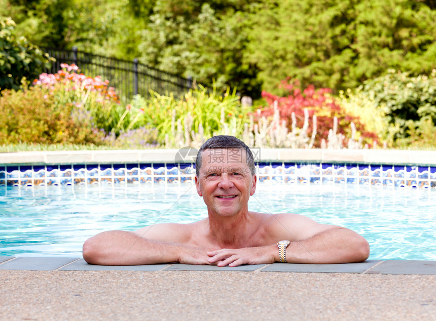 按游泳池边缘排列的老年男子棕褐色院子蓝色游泳者男人男性肩膀闲暇退休成人图片
