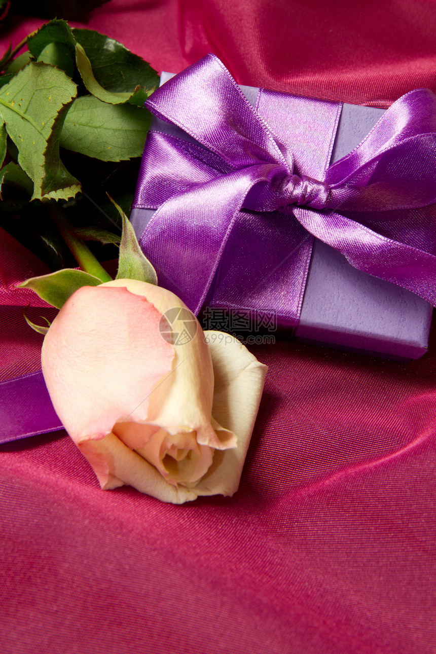 带玫瑰的送礼礼物奉献盒子念日粉色惊喜庆典植物群白色生日图片