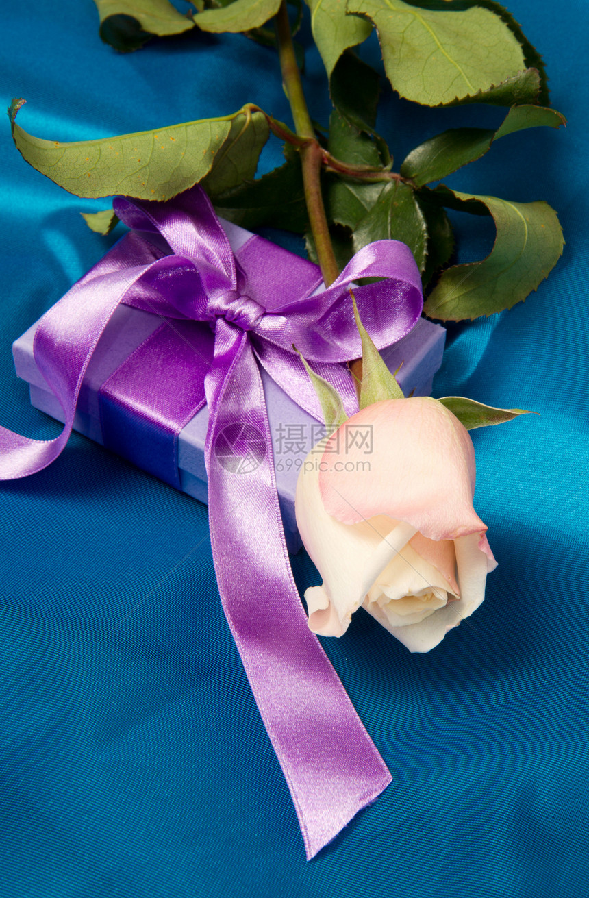 带玫瑰的送礼盒子展示丝带粉色生日蓝色庆典精神奉献念日图片