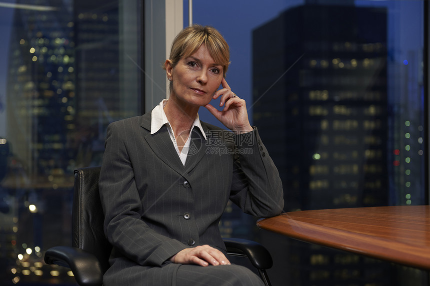 商业妇女桌子套装主席女士成功控制会议管理人员会议室职业图片