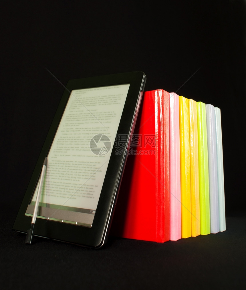 彩色书籍和黑背景电子图书阅读器行列(黑色背景)图片