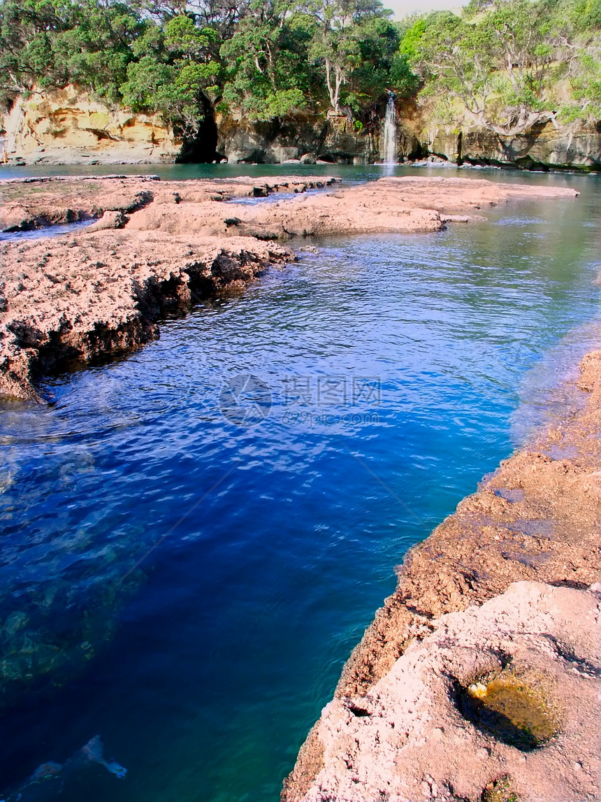 新西兰瀑瀑布瀑布支撑场景栖息地蓝色生态海洋海岸线海岸旅行图片
