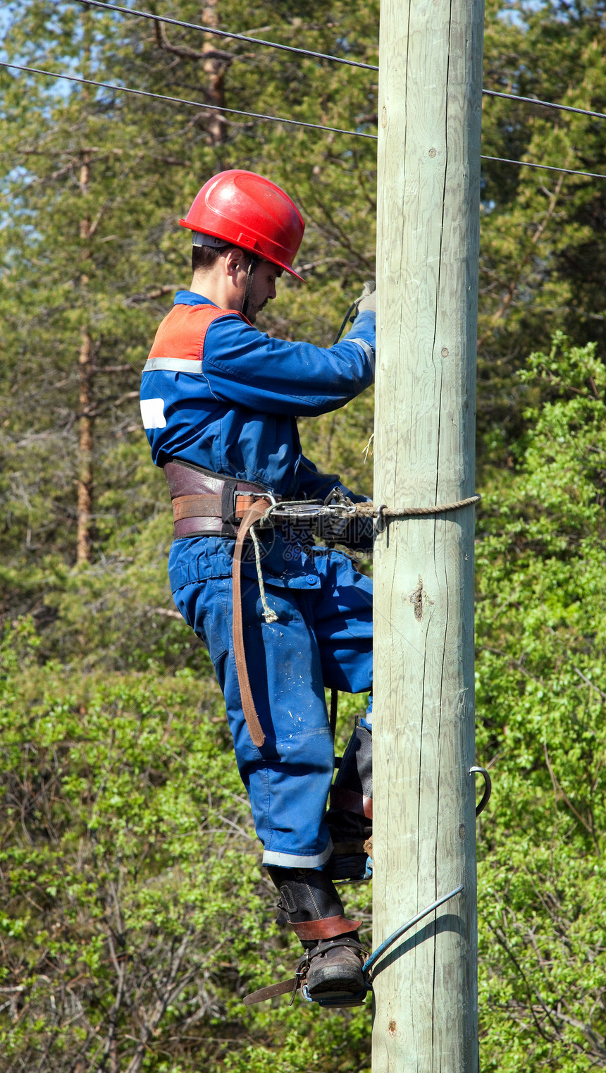 电工在一杆上邮政金属登山者工具钢丝钳电压高度线工活力技术图片