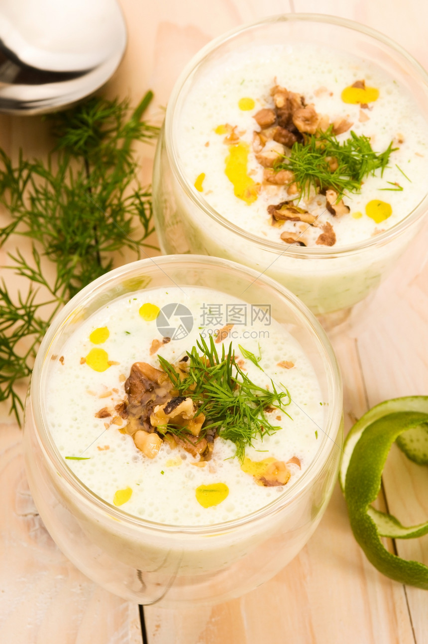 拖拉机     传统的城市寒冷夏季汤蔬菜盘子黄瓜食物杯子白色午餐绿色美食香料图片