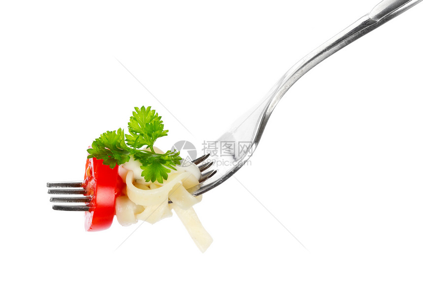 白背景的叉口上的面食面条晚餐蔬菜宏观营养草本植物食物美食香菜文化图片
