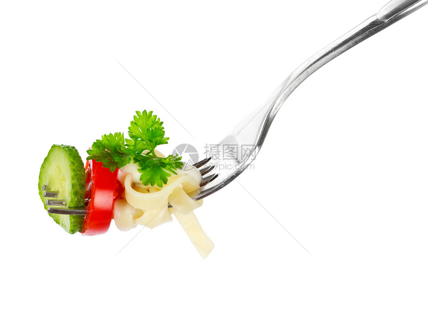 白背景的叉口上的面食香菜草本植物晚餐营养宏观美食食物面条蔬菜文化图片