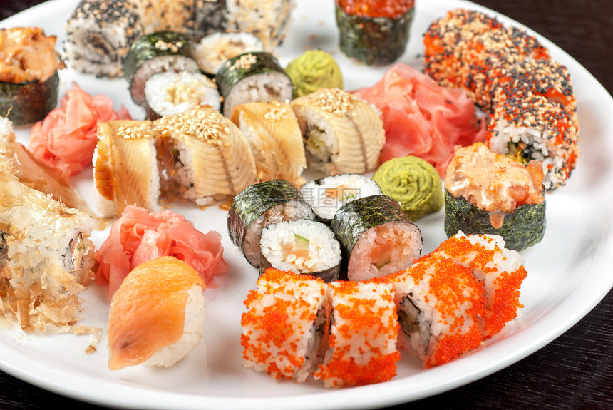 寿司成套餐厅海藻传统服务食物异国情调美味鱼子厨房图片