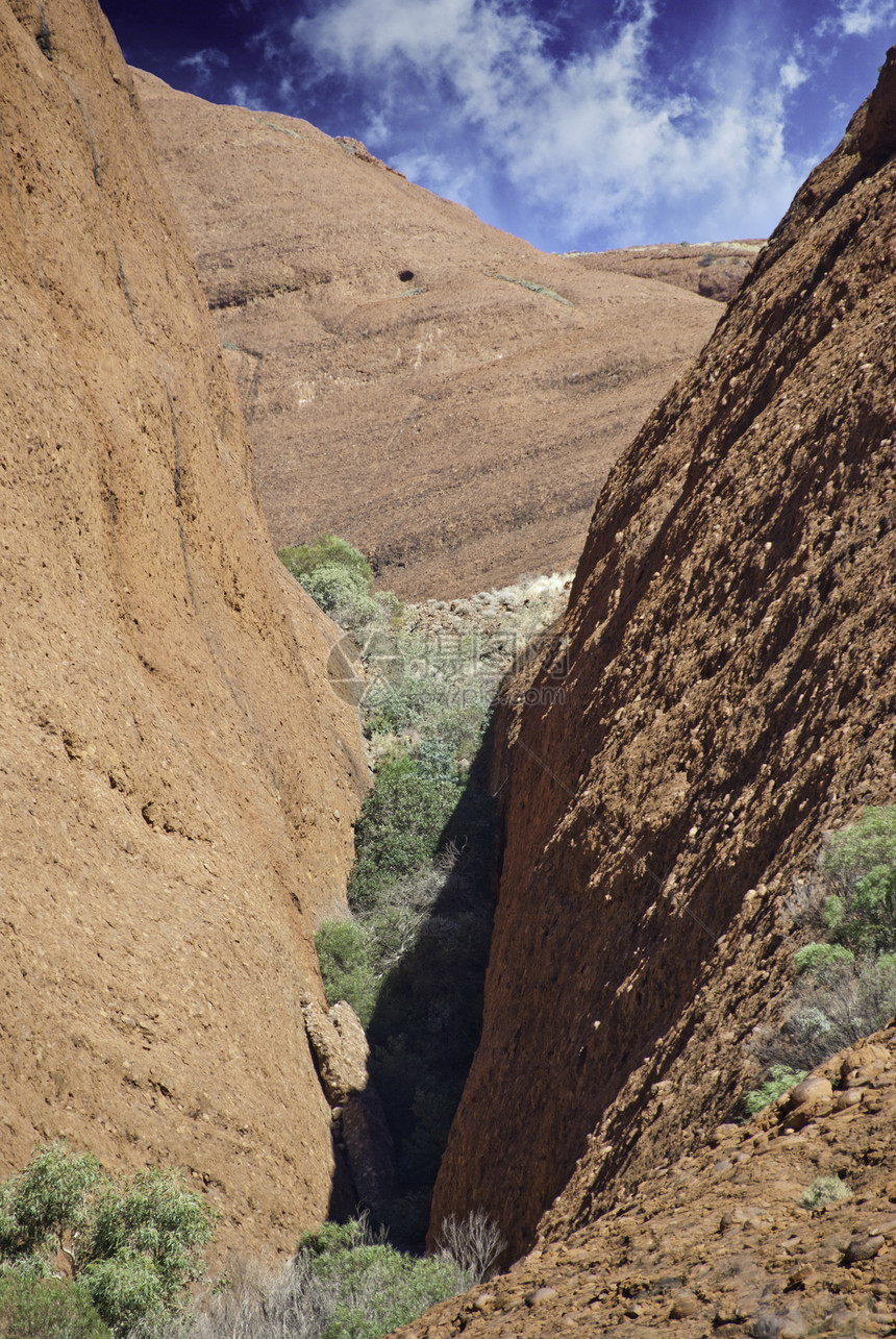 澳大利亚外背的颜色和山丘衬套旅行巨石沙漠岩石蓝色荒野风景日落彩虹图片