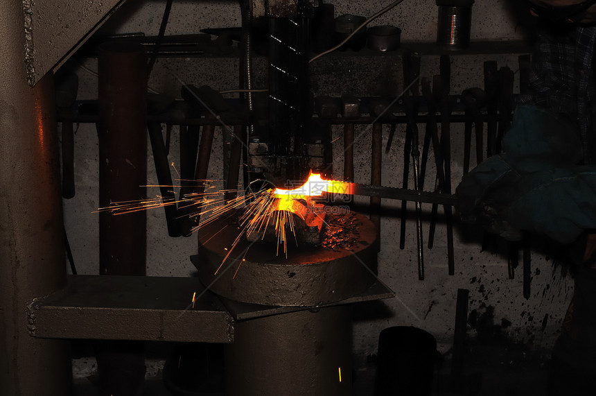 铁匠工作制造业手工传统工人产品用具手工作锤子危险刀刃图片