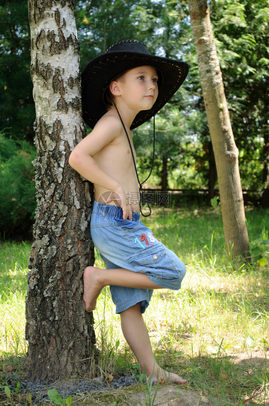 戴帽子的男孩牛仔天气头发桦木女士男生场地村庄乐趣自由图片