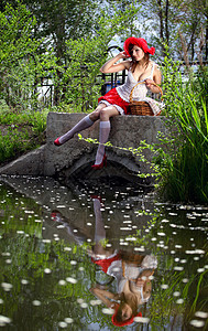 女孩在木柴里小红帽童话木头树木背景图片