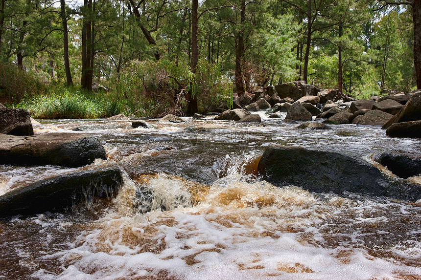 河流中涌流的河水岩石环境巨石图片