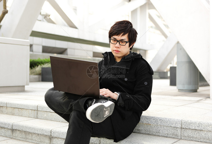 男子在户外使用计算机专注男人娱乐场地公园电脑教育技术天空乐趣图片