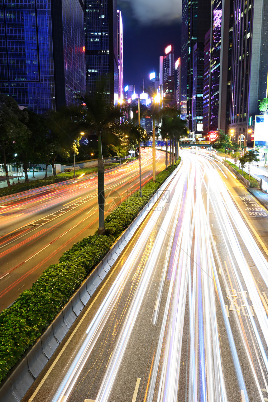夜间与城市交接景观驾驶速度商业街道建筑蓝色场景交通戏剧性图片