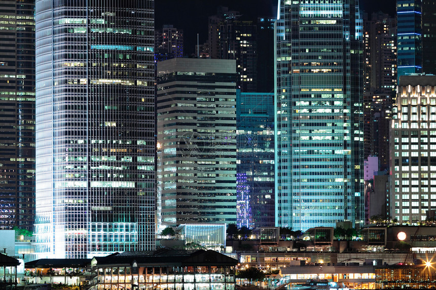 夜间商业大楼 晚上摩天大楼金融建筑工作办公室都市城市反射玻璃地标图片