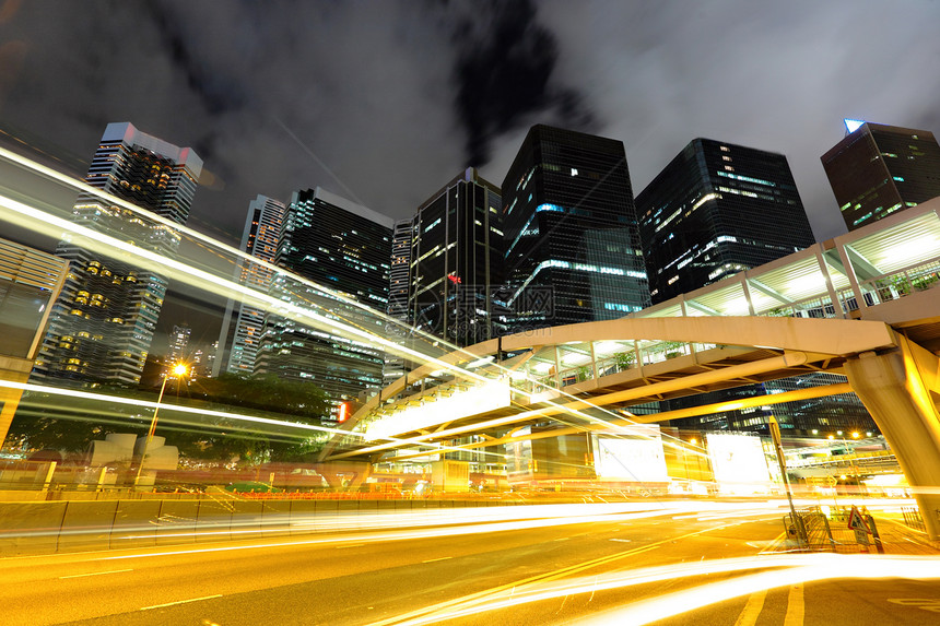 夜间与城市交接街道交通旅行景观市中心线条场景辉光公共汽车速度图片