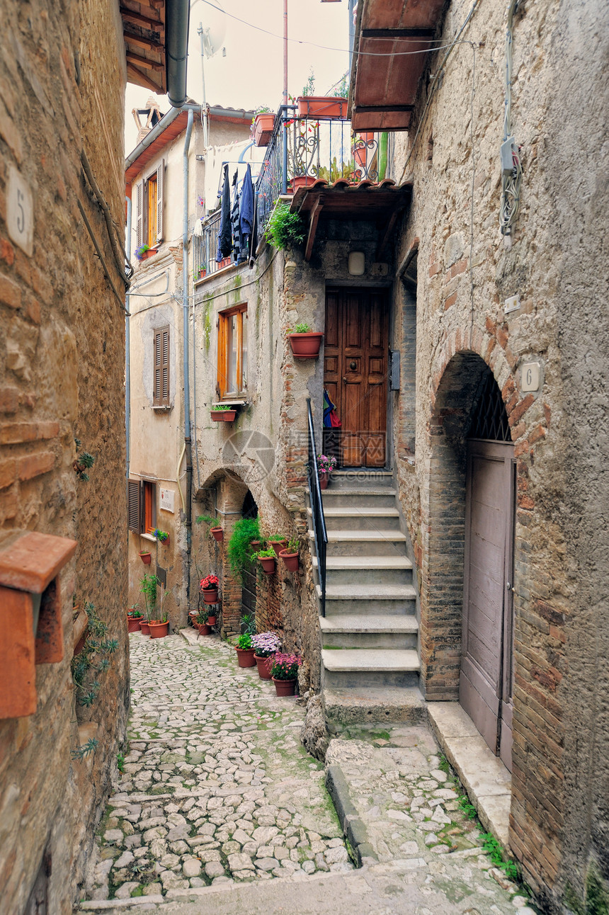 意大利语村鹅卵石窗户铺路历史性公寓建筑建筑学石头街道路面图片