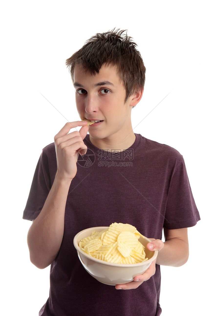 男孩吃土豆脆饼图片