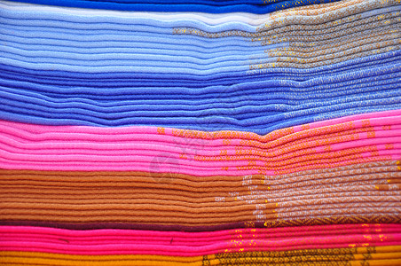 传统市场摊位上的蓝色和粉红色羊毛毯高清图片