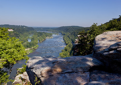 谢南多亚在Potomac河上空的Harpers渡轮上查看背景