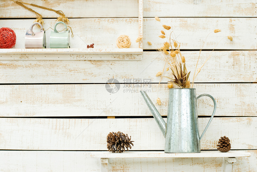 白色粗木墙上的植物作为装饰品花瓣松树房子装饰植物群制品桌子杯子花束瓶子图片