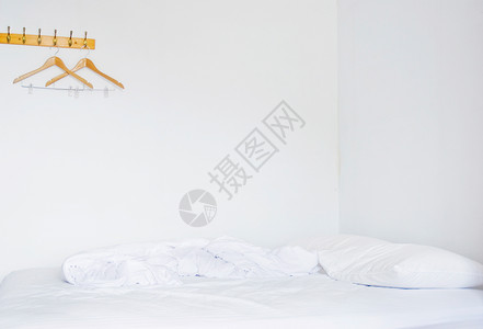 空卧室的枕头和床铺背景图片