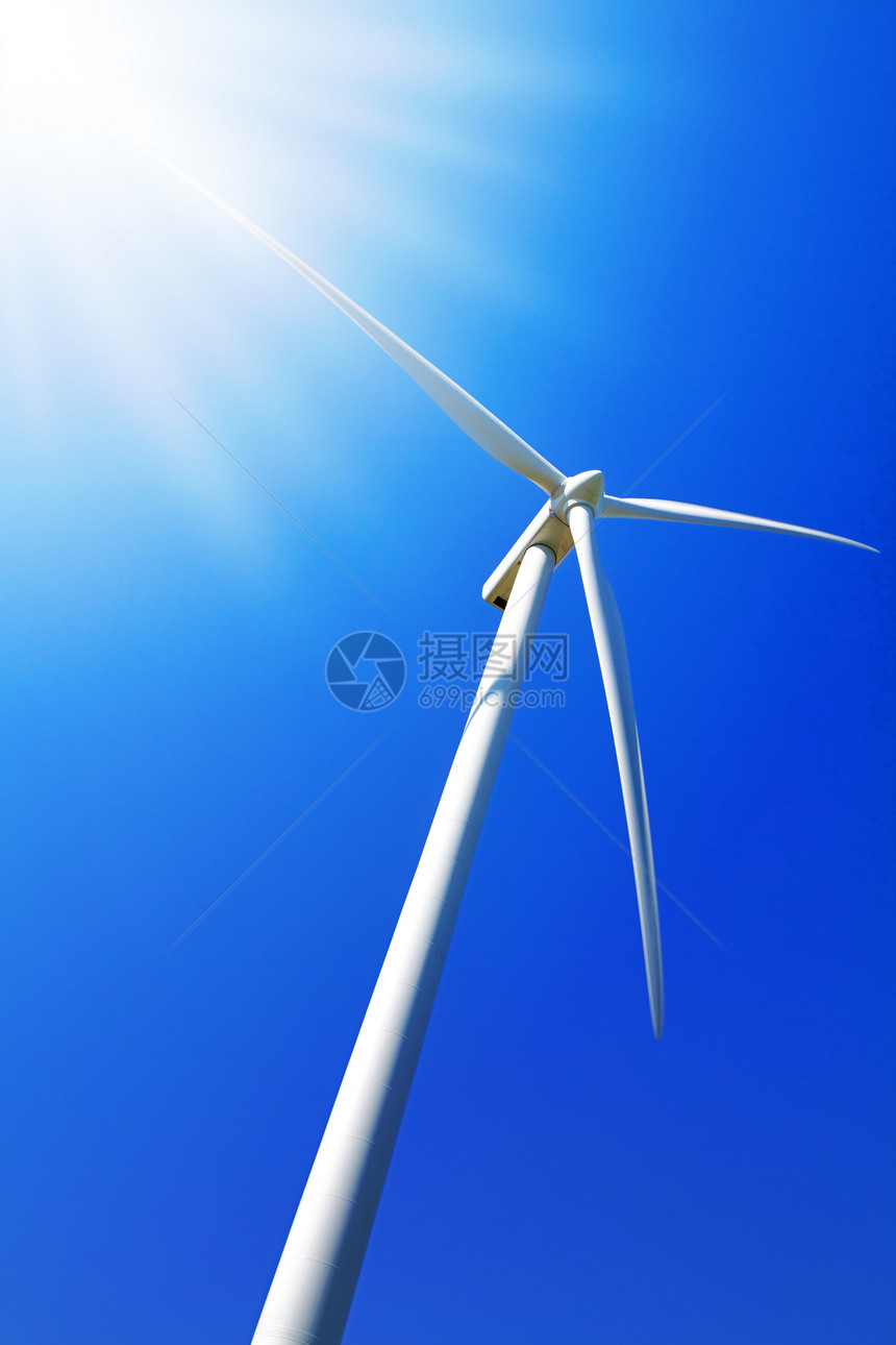 晴蓝天空下风力涡轮机场地奶牛活力翅膀气候清洁度团体力量技术环境图片