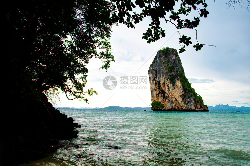 热带岛屿高悬崖支撑天空气候岩石旅行蓝色场景海滩勘探海景图片