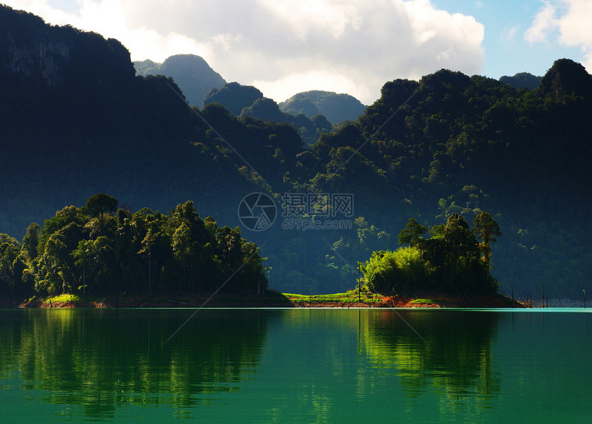 热带岛的高悬崖海滩岩石编队场景气候海景勘探支撑蓝色旅行图片