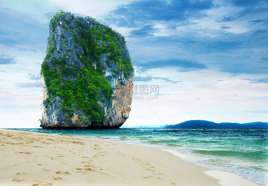热带岛屿高悬崖岩石海滩编队蓝色天空旅行勘探支撑场景海景图片