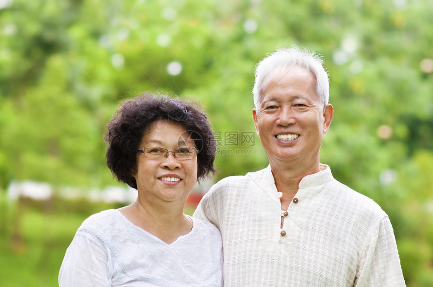 亚洲老年夫妇组织父亲男人喜悦祖母父母男性祖父母家庭女性肩膀图片