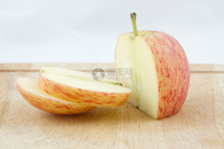 切苹果白色食物粮食戒指沙拉红色木板图片