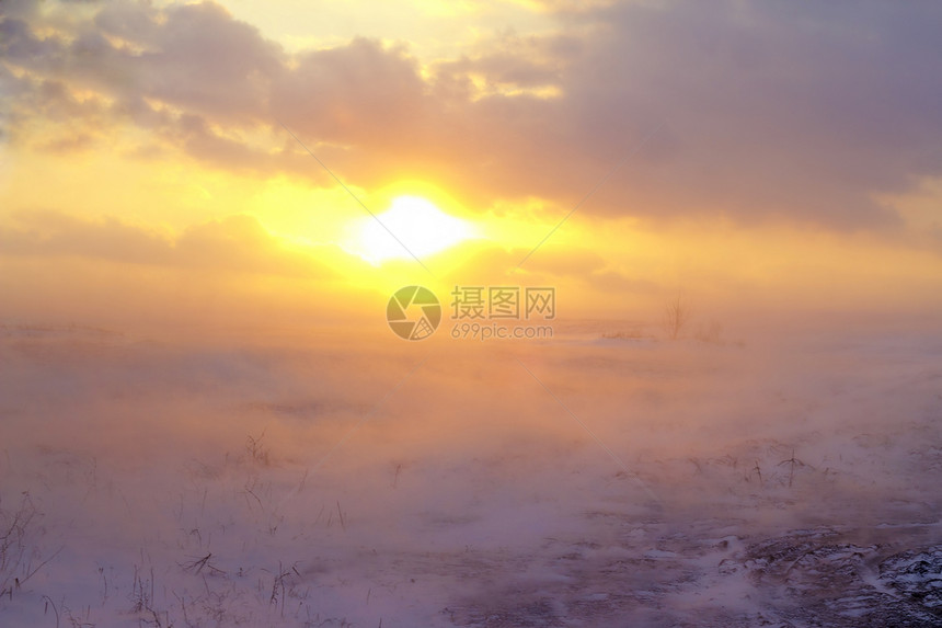 草原上的雪暴风暴日落草原天气太阳沙漠图片