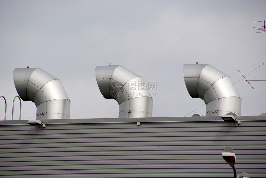 屋顶喷口管子建筑学金属套管工程技术空气管道建造力量图片