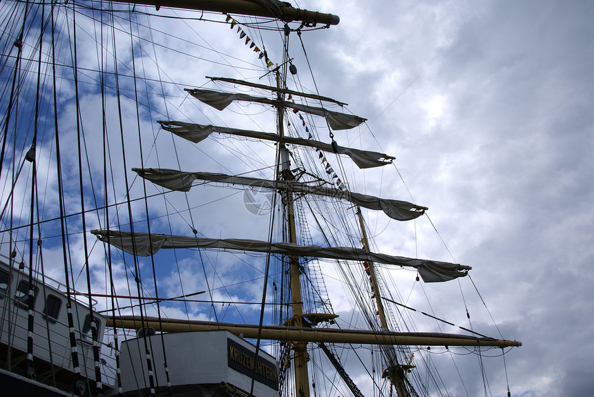 顶杆繁荣蓝色绳索船首双桅航海钻机天空斜桅帆船图片